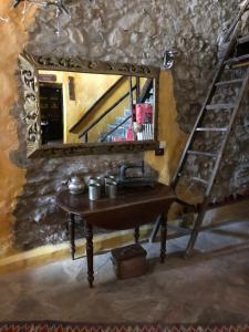 uma casa de banho com um lavatório e um espelho na parede em Vacanze in Baita di charme Alta Val di Susa Oulx em Savoulx