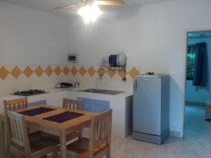 cocina con mesa y nevera en Sabai Residence, en Ao Nang Beach