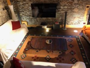 uma vista aérea de uma sala de estar com uma mesa em Vacanze in Baita di charme Alta Val di Susa Oulx em Savoulx