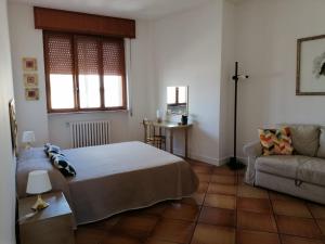 1 dormitorio con 1 cama y 1 sofá en Daniel's House Gravina, en Gravina in Puglia