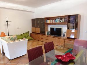 A television and/or entertainment centre at Daniel's House Gravina