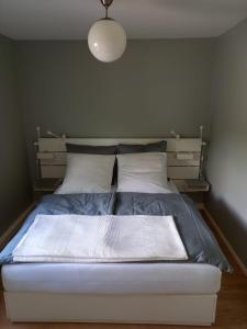 un grande letto in una camera da letto con lampada di THE IVY a Wittingen