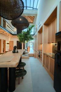 Kuchyňa alebo kuchynka v ubytovaní Capital Luxury Suites