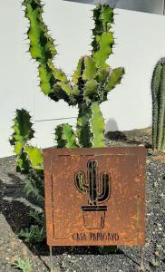 ein Schild vor einer Zigarrenpineapple-Pflanze in der Unterkunft Splendid Casa Papagayo, heated pool, roofterrace with views and Wifi in Playa Blanca