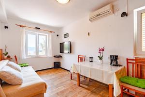 Televízia a/alebo spoločenská miestnosť v ubytovaní A1-apartment 50m from the beach with the sea view