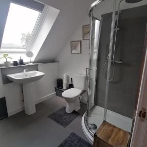Ένα μπάνιο στο Rest At Last - Highland Apartment with Private hot tub +53 φωτογραφίες