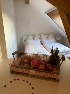 Cette chambre comprend un lit et un plateau/bouilloire. dans l'établissement Ferienwohnung Burg Murten, à Morat