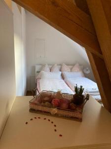 Un pat sau paturi într-o cameră la Ferienwohnung Burg Murten