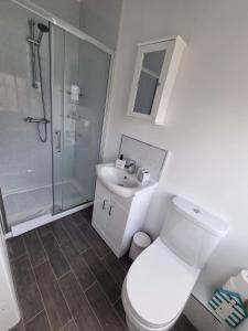 uma casa de banho com um WC, um chuveiro e um lavatório. em The Ramleh em Scarborough