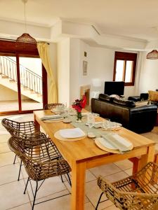 sala de estar con mesa de madera y sillas en Impresionante villa PISCINA JARDÍN ALTAONA GOLF, en Murcia