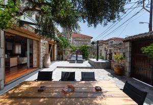 un patio con tavolo e sedie in legno di Villa La Strada ad Áfitos