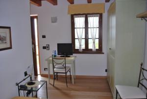 a room with a desk with a computer and a window at Ciase dal Orcul in Cormòns