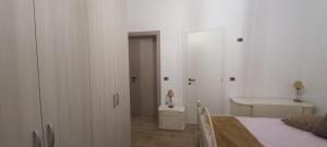 Habitación blanca con cama y baño. en La Maison à la Mer - Appartamentino a 200 mt dal mare, en Giulianova