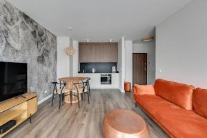 un soggiorno con divano e tavolo di Gdańsk Comfort Apartaments Łąkowa a Danzica