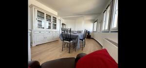 Posezení v ubytování Le Panoramique. Appartement vue mer.