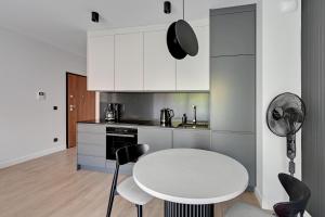 Kuchyňa alebo kuchynka v ubytovaní Gdańsk Comfort Apartaments Łąkowa