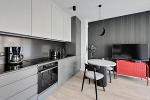 Kuchyňa alebo kuchynka v ubytovaní Gdańsk Comfort Apartaments Łąkowa