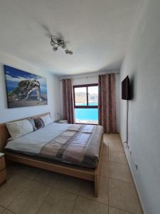プラヤ・デル・クーラにあるFour Seasons - Playa del Curaのベッドルーム1室(ベッド1台付)が備わります。
