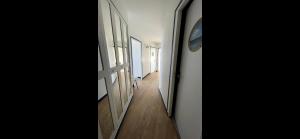 een hal met een deur naar een kamer bij Le Panoramique. Appartement vue mer. in Saint-Valéry-en-Caux