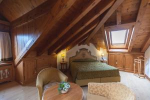 a bedroom with a bed and a table and chairs at Hotel Europa Residence in Asiago
