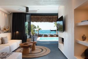 een woonkamer met uitzicht op de oceaan bij Casa Negro in Rethimnon