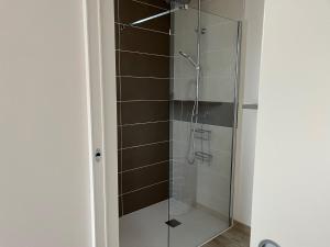 een glazen douche in de badkamer met een douche bij Flou de Pin in Lège-Cap-Ferret