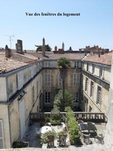 a view of an old building with a courtyard at Home-Sweet-Home Superbe appartement en hypercentre in La Rochelle