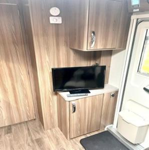 TV a/nebo společenská místnost v ubytování Caravan hire at New Quay