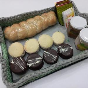 una bandeja de galletas cubiertas de chocolate, bollos y gelatina en Alto de Balcón in 