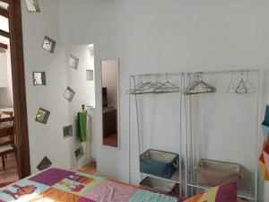 1 dormitorio con cama, espejo y espejo en Cactus en Sevilla
