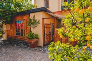 una pequeña casa con una ventana y una puerta en CASA da CARMEN - Relax & Tradizione, en Mezzolombardo