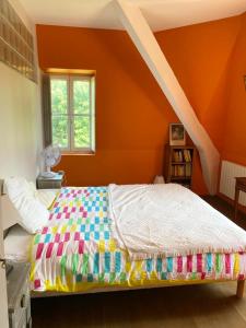 Postel nebo postele na pokoji v ubytování Demeure de 7 chambres avec piscine privee jardin clos et wifi a Chaniers