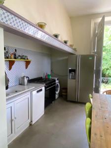 Kuchyň nebo kuchyňský kout v ubytování Demeure de 7 chambres avec piscine privee jardin clos et wifi a Chaniers