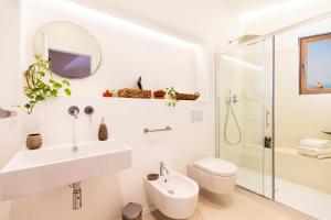 Koupelna v ubytování HibiscusUno Tropea Residence + 19 fotografií