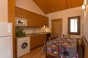 a kitchen with a table and a microwave at Casa Soltero Apartamentos in Aguascaldas