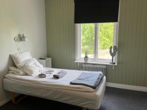 Кровать или кровати в номере Hattkalles Vandrarhem