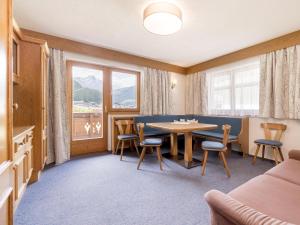 Pokój ze stołem, krzesłami i oknem w obiekcie Apartment Kraxner w Solden