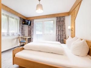 sypialnia z dwoma łóżkami i oknem w obiekcie Apartment Kraxner w Solden