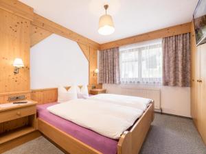 sypialnia z dużym łóżkiem w pokoju w obiekcie Apartment Kraxner w Solden