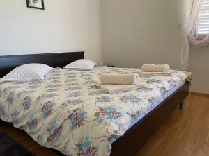 een bed met twee kussens erop bij Valica Gardens in Savudrija