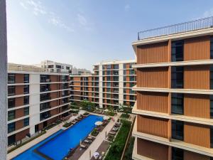 Výhled na bazén z ubytování Brand new 1 bedroom apartment Dubai Hills 601 nebo okolí