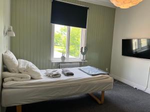 A bed or beds in a room at Hattkalles Vandrarhem