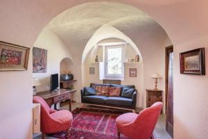 ein Wohnzimmer mit einer Couch und zwei Sesseln in der Unterkunft Les Pieds dans la Beaume in Joyeuse