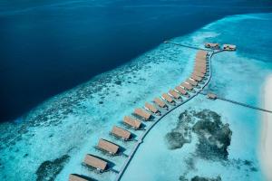 un'isola nell'oceano con scale in acqua di COMO Cocoa Island a Città di Malé