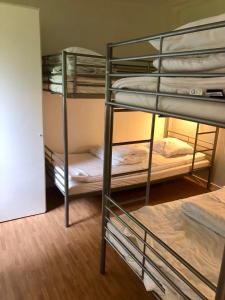 斯特倫斯塔德的住宿－Lägenhet i Hällestrand Semesterby, Laxen，一间房间,设有三张双层床