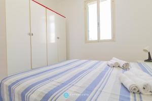 Ένα ή περισσότερα κρεβάτια σε δωμάτιο στο ARTEMIDE FLAT - SAN FOCA