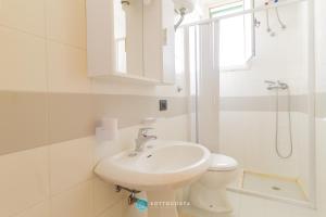 Ένα μπάνιο στο ARTEMIDE FLAT - SAN FOCA