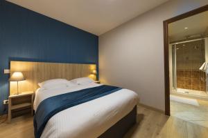 Кровать или кровати в номере Hôtel L'Escale - Piscine & SPA