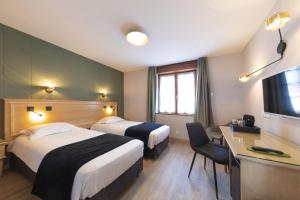 Кровать или кровати в номере Hôtel L'Escale - Piscine & SPA