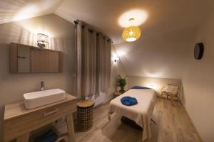 Ванная комната в Hôtel L'Escale - Piscine & SPA